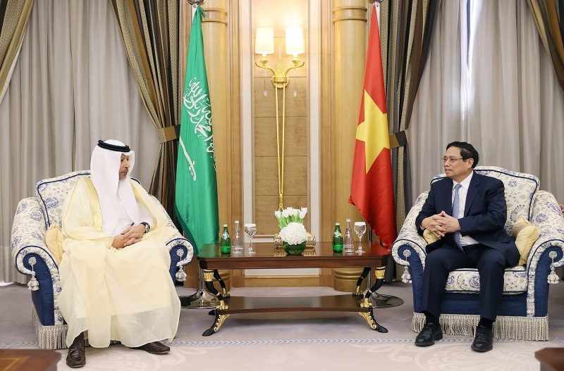 El primer ministro Pham Minh Chinh recibe a Yasser M. Mufti, vicepresidente ejecutivo del Grupo Aramco. (Fotografía: VNA)