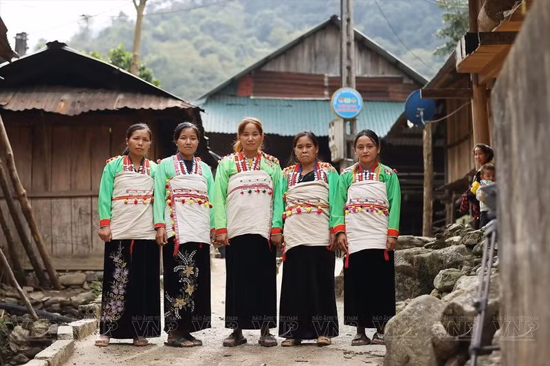 Mujeres de la minoría étnica Mang de la aldea de Nam Xe, comuna de Vang San, distrito de Muong Te, provincia vietnamita de Lai Chau, se lucen en trajes tradicionales.