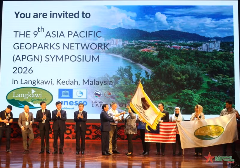Entrega de la bandera de la conferencia al próximo anfitrión, Malasia. (Fotografía: qdnd.vn)