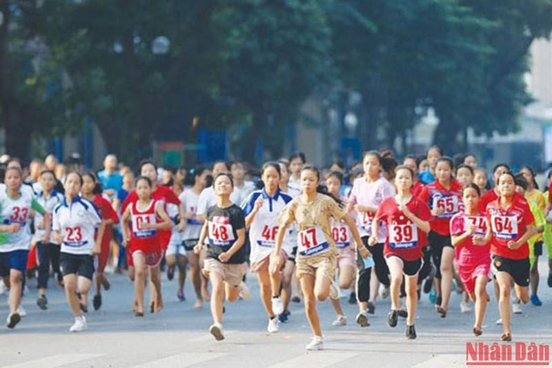 Masiva participación en la Carrera abierta del periódico Ha Noi Moi - Por la paz. (Fotografía: Nhan Dan)