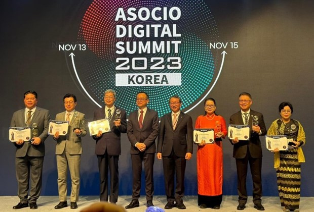 Representantes de Ciudad Ho Chi Minh y de otras localidades en la entrega de premios. (Fotografía: Comité Organizador)