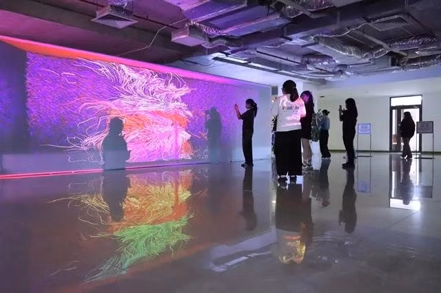 Una exposición celebrada durante la edición del año pasado de ArtTech Fusion. (Foto: Cortesía de la Universidad de Economía de Ciudad Ho Chi Minh)