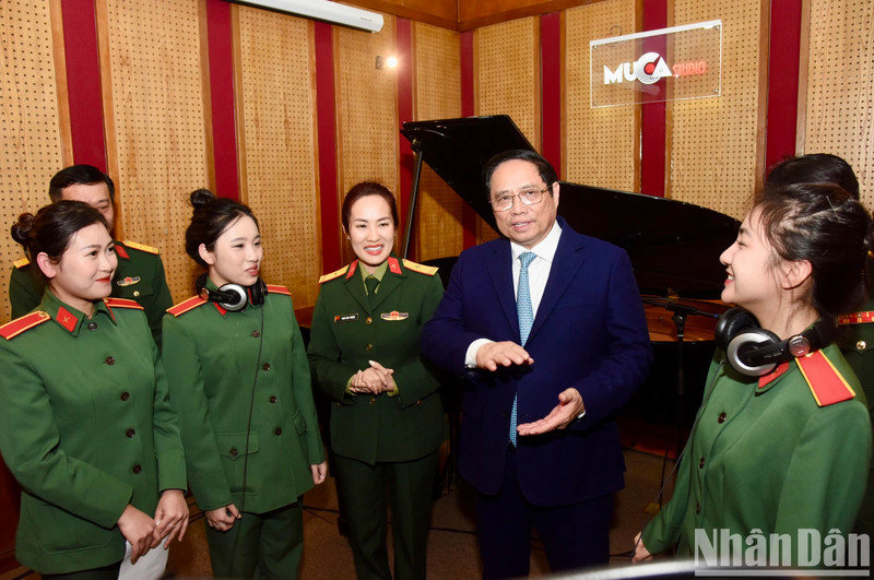 El primer ministro Pham Minh Chinh y estudiantes de la Universidad. (Fotografía: Nhan Dan)