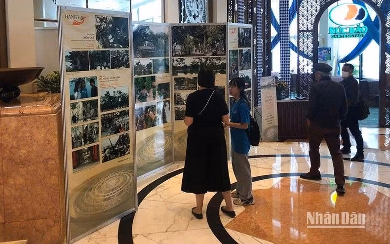 Visitantes a un festival internacional de cine en Hanói, la capital vietnamita. (Fotografía: Nhan Dan)