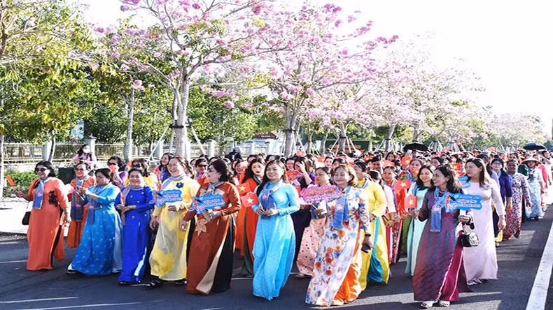 Más de 600 funcionarias en Chau Thanh desfilan ataviadas con la túnica tradicional “ao dai” en respuesta a la semana.