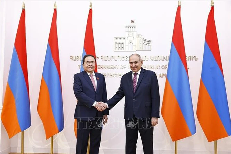 El presidente de la Asamblea Nacional de Vietnam, Tran Thanh Man (izquierda), se reúne con el primer ministro de Armenia, Nikol Pashinyan. (Fotografía: VNA)