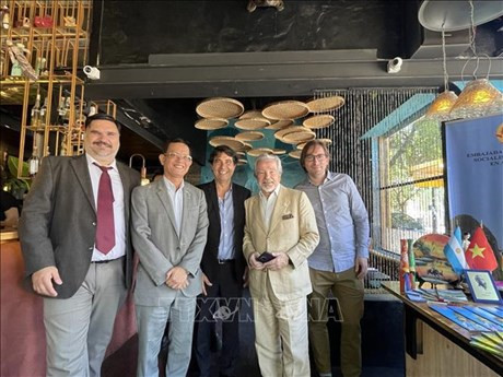 El embajador de Vietnam en Argentina, Duong Quoc Thanh, y delegados al evento. (Fotografía: VNA)