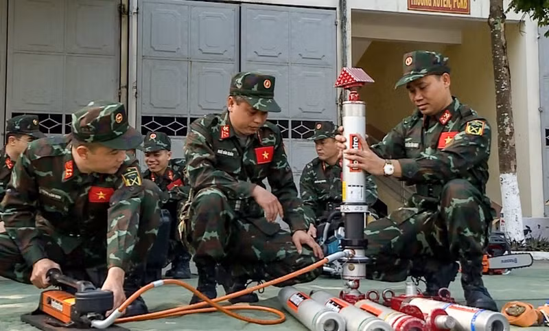 Los equipos se revisan antes de ser sellados y traslados al lugar de destino.