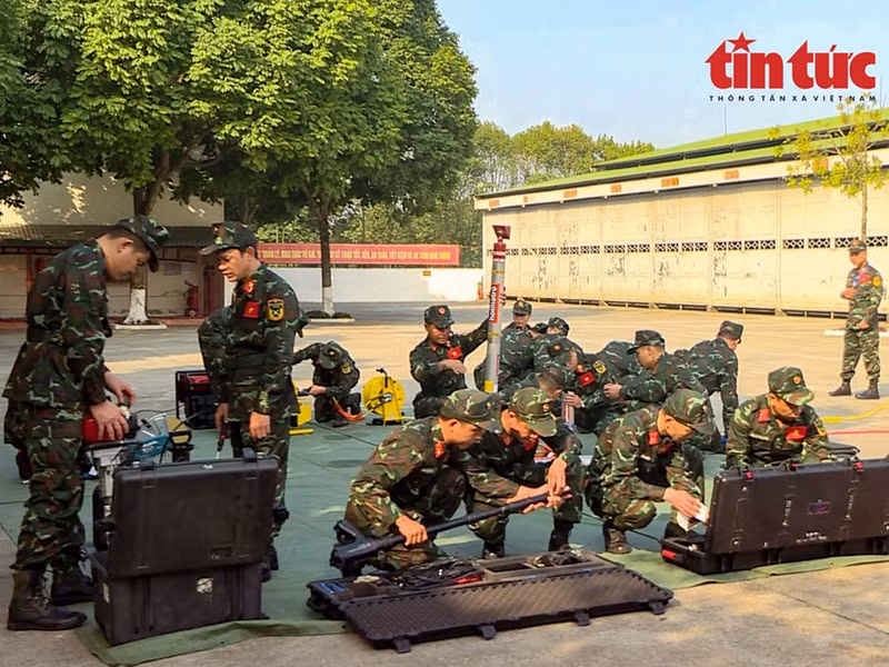 Revisan un sistema hidráulico de elevación.