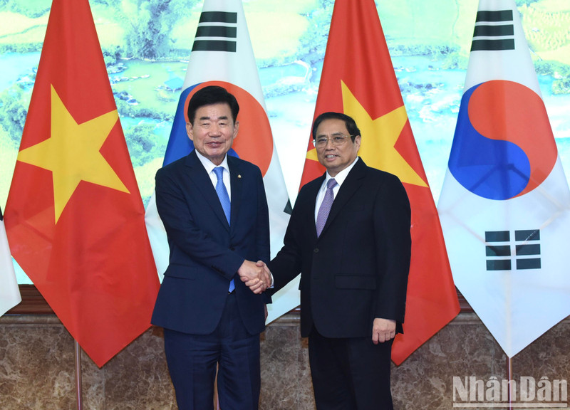 El primer ministro de Vietnam, Pham Minh Chinh, recibe al presidente de la Asamblea Nacional de Corea del Sur, Kim Jin-pyo. (Fotografía: Nhan Dan)