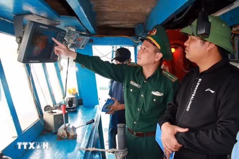 Revisan el sistema de monitoreo de una embarcación. (Fotografía: VNA)