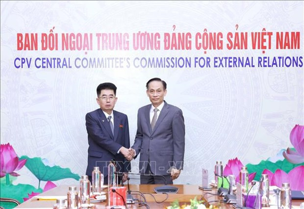 El miembro del Secretariado del Comité Central del Partido Comunista de Vietnam y jefe de su Comisión de Relaciones Exteriores, Le Hoai Trung, y Kim Song Nam, miembro suplente del Buró Político del Partido de Trabajadores de Corea del Norte (PTC) y director del Departamento Internacional del Comité Central del PTC. (Fotografía: VNA)