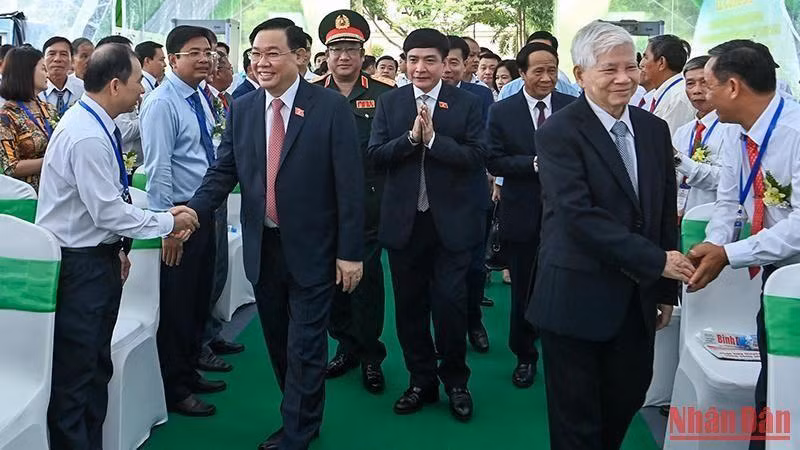 El expresidente del país Nguyen Minh Triet y el presidente de la ANV, Vuong Dinh Hue, junto con delegados al evento. (Fotografía: Nhan Dan)
