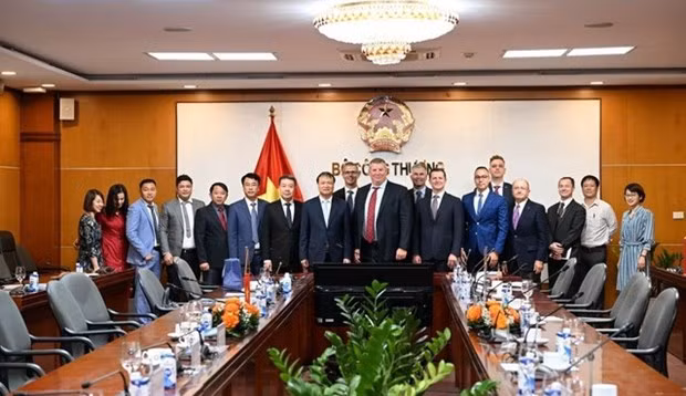 El viceministro de Industria y Comercio de Vietnam Do Thang Hai sostiene una sesión de trabajo con el Consejo de Granos de Estados Unidos. (Fotografía: VNA)