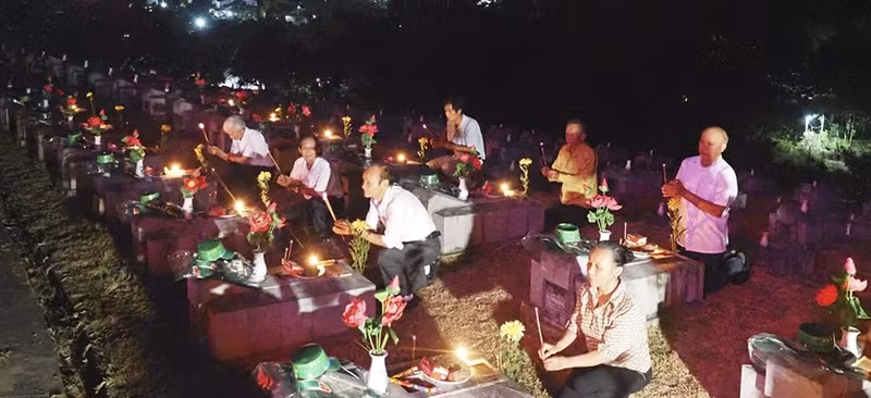 Al visitar el cementerio, muchas personas se emocionan porque saben, desde el fondo de su corazón, que tienen la suerte de nacer y vivir en tiempos de paz.