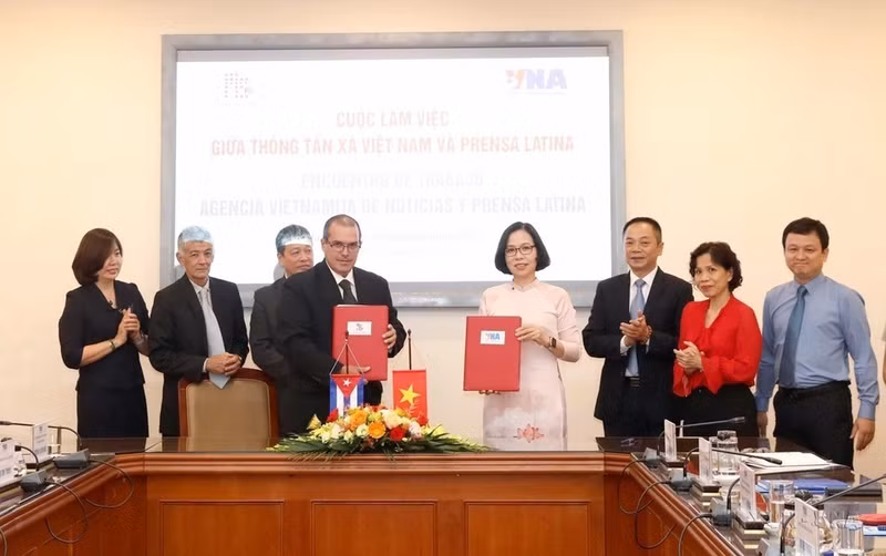 La directora general de la Agencia Vietnamita de Noticias, Vu Viet Trang, y el presidente de la Agencia Informativa Latinoamericana Prensa Latina, Luis Enrique González Acosta, firman en 2022 en Hanói un acuerdo de cooperación entre las dos entidades. La directora general de la Agencia Vietnamita de Noticias, Vu Viet Trang, y el presidente de la Agencia Informativa Latinoamericana Prensa Latina, Luis Enrique González Acosta, firman en 2022 en Hanói un acuerdo de cooperación entre las dos entidades.