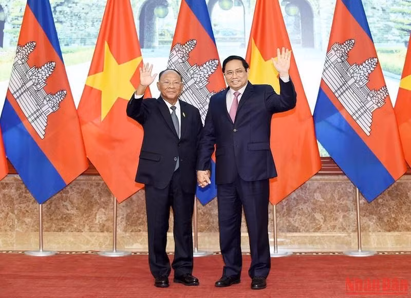 El primer ministro de Vietnam, Pham Minh Chinh, y el presidente de la Asamblea Nacional de Camboya, Samdech Heng Samrin, comparecen ante la prensa previo a la reunión bilateral.