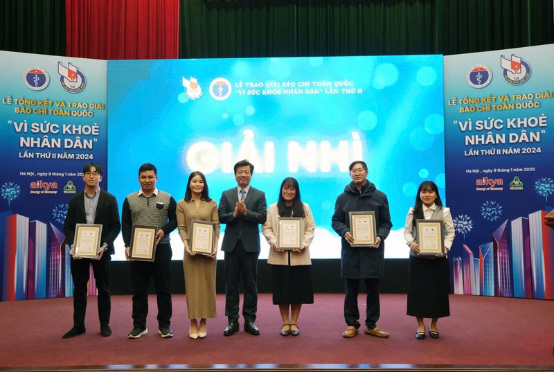 Los periodistas del diario Nhan Dan reciben segundo premio en varias categorías del concurso. (Fotografía: Nhan Dan)