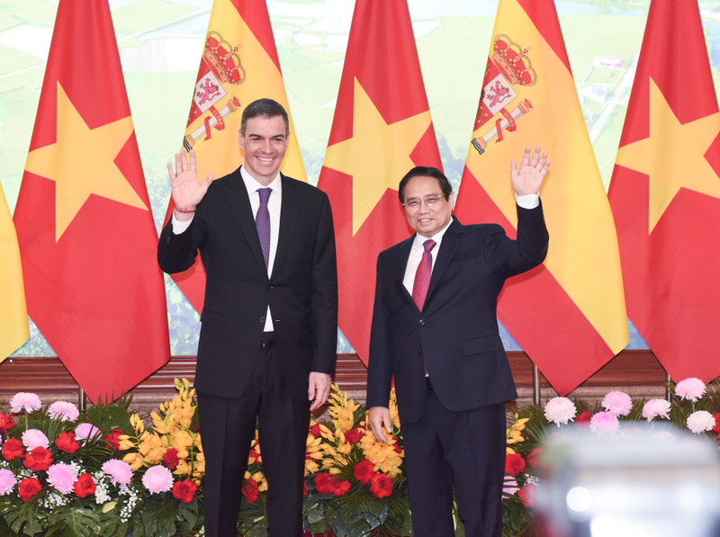 El primer ministro de Vietnam, Pham Minh Chinh, y el presidente del Gobierno de España, Pedro Sánchez. (Fotografía: Nhan Dan)
