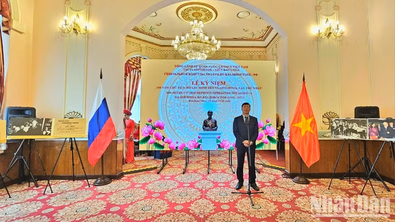El cónsul general de Vietnam en Vladivostok, Nguyen Dang Hien, interviene en el acto. (Fotografía: Nhan Dan) 