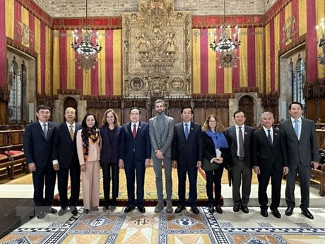 El vicepresidente permanente de la Asamblea Nacional de Vietnam, Tran Thanh Man, y representantes anfitriones. (Fotografía: VNA)