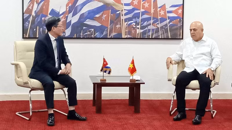 El miembro del Buró Político y secretario de Organización del Comité Central del Partido Comunista de Cuba, Roberto Morales Ojeda, recibe al presidente de la Unión de Agricultores Vietnamitas, Luong Quoc Doan. (Fotografía: baoquocte.vn)