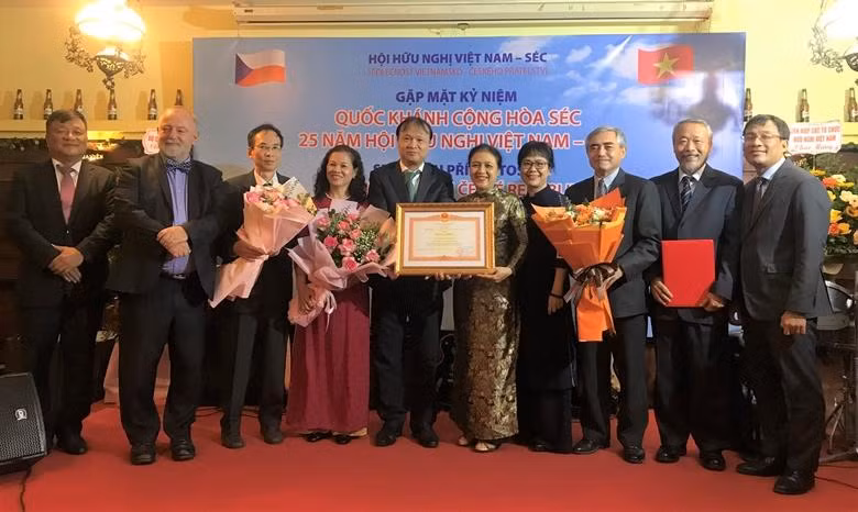 En el acto. (Fotografía: dangcongsan.vn)