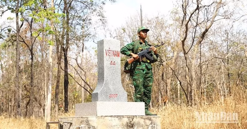 Por estos días, las fuerzas guardafronteras acantonadas en Dak Lak intensifican el patrullaje en defensa de la soberanía nacional. Por estos días, las fuerzas guardafronteras acantonadas en Dak Lak intensifican el patrullaje en defensa de la soberanía nacional.