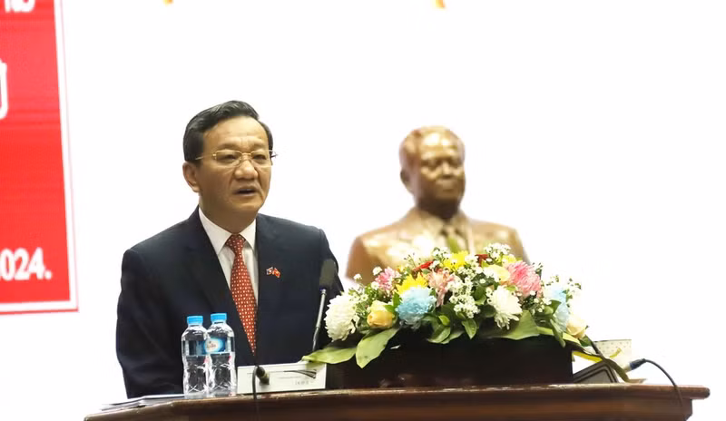 El embajador de Vietnam en Laos, Nguyen Minh Tam, interviene en la cita. (Fotografía: VNA)