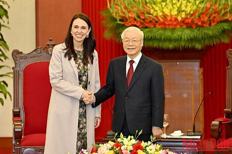 El secretario general del PCV, Nguyen Phu Trong, y la primera ministra de Nueva Zelanda, Jacinda Ardern. (Fotografía: Nhan Dan)