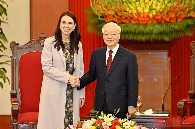 El secretario general del PCV, Nguyen Phu Trong, y la primera ministra de Nueva Zelanda, Jacinda Ardern. (Fotografía: Nhan Dan)