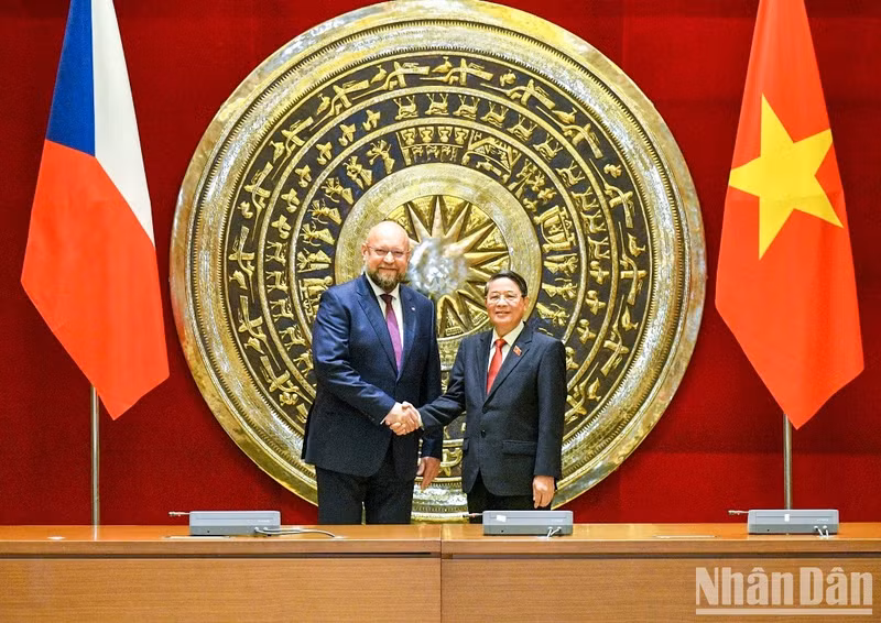 Los dos dirigentes en el simposio.