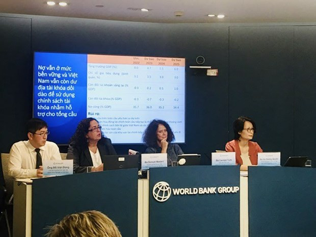 En la conferencia de prensa para anunciar el informe mensual del BM sobre la situación económica de Vietnam. (Fotografía: VNA)