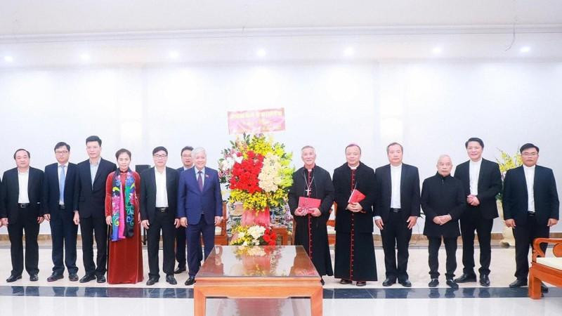 El presidente del Frente de la Patria, Do Van Chien, felicita por Navidad a la comunidad cristiana en la ciudad de Vinh, cabecera de la central provincia de Nghe An. (Fotografía: Nhan Dan)