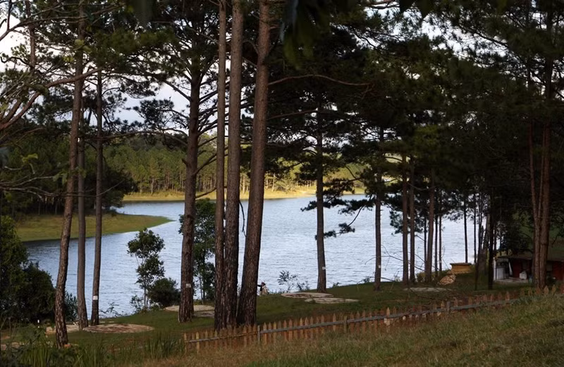 En 1998, el lago Tuyen Lam fue reconocido por el Ministerio de Cultura e Información (actual Ministerio de Cultura, Deportes y Turismo) como Reliquia Histórico-Cultural Nacional.