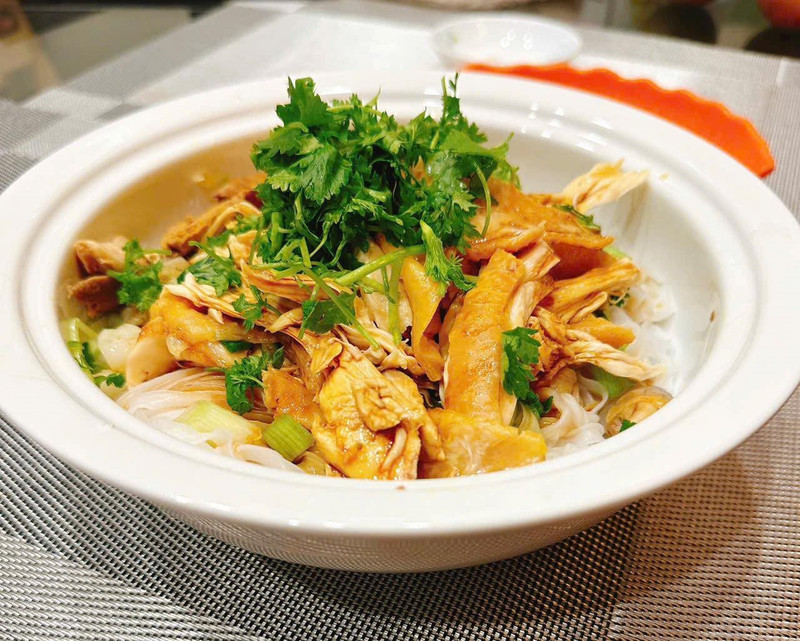 El ‘pho’ con pollo sin caldo. (Fotografía: hanoimoi.vn)