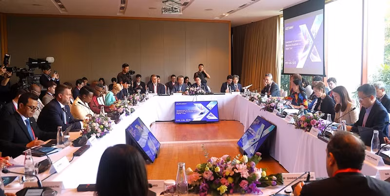 Panorama de la mesa redonda ministerial sobre confianza digital. (Fotografía: VNA)