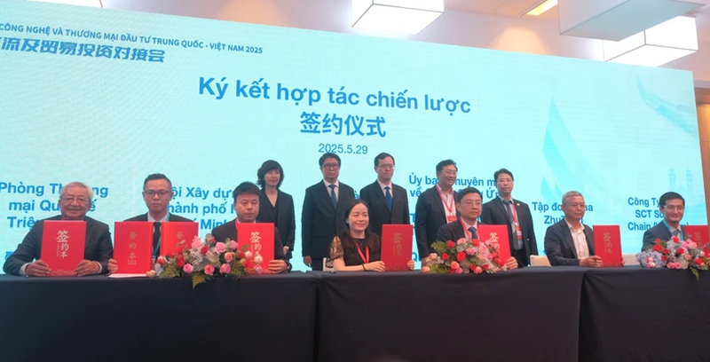 En la ceremonia de firma entre el NSSC y el CCPIT. (Fotografía: VNA)