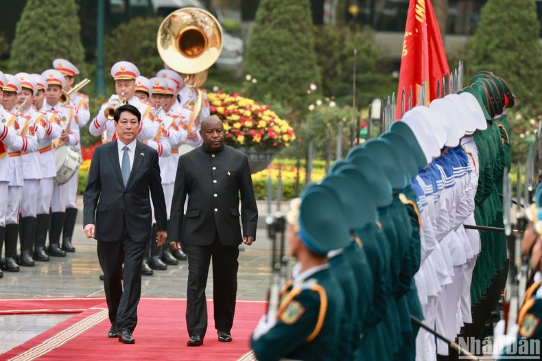 El presidente Luong Cuong (izquierda) y su homólogo de Burundi, Évariste Ndayishimiye, en la ceremonia de bienvenida. (Fotografía: Nhan Dan)