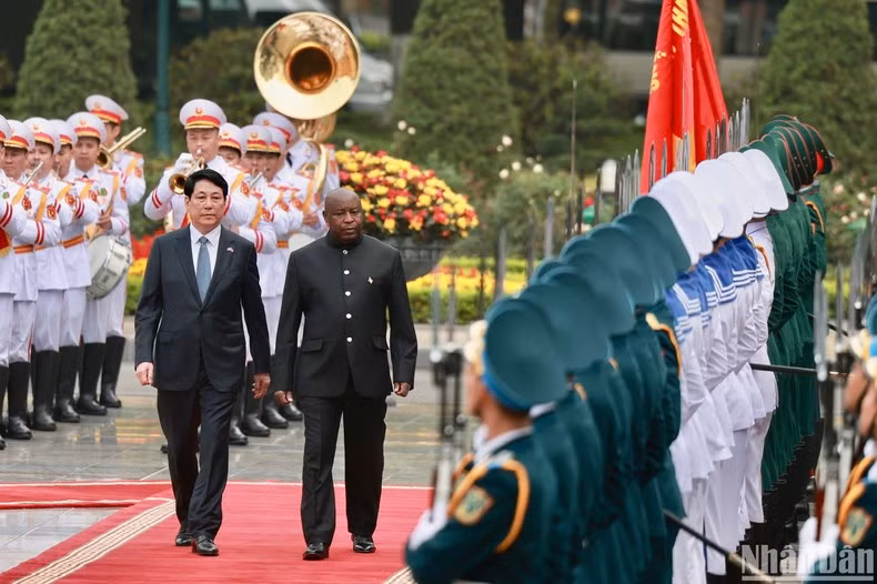 El presidente Luong Cuong (izquierda) y su homólogo de Burundi, Évariste Ndayishimiye, en la ceremonia de bienvenida. (Fotografía: Nhan Dan)