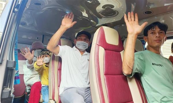 Viajes gratuitos llevan los pacientes a casas. (Fotografía: VNA)