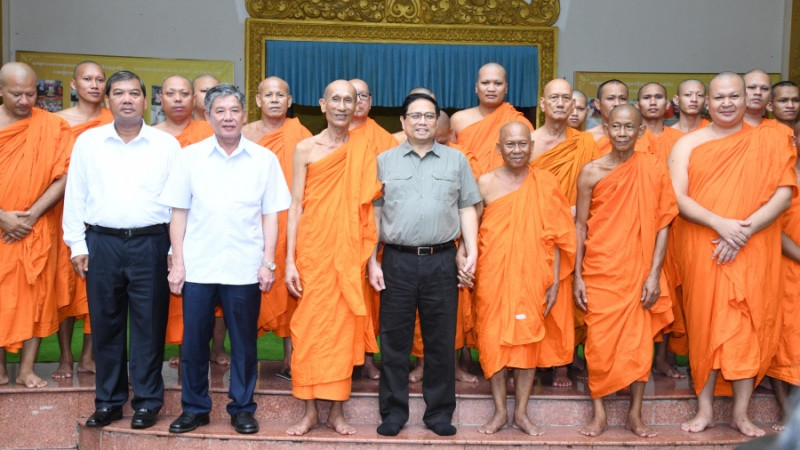 El primer ministro, Pham Minh Chinh, y miembros de la Asociación para la Solidaridad de Monjes Budistas Patrióticos de Tra Vinh. (Fotografía: Nhan Dan)