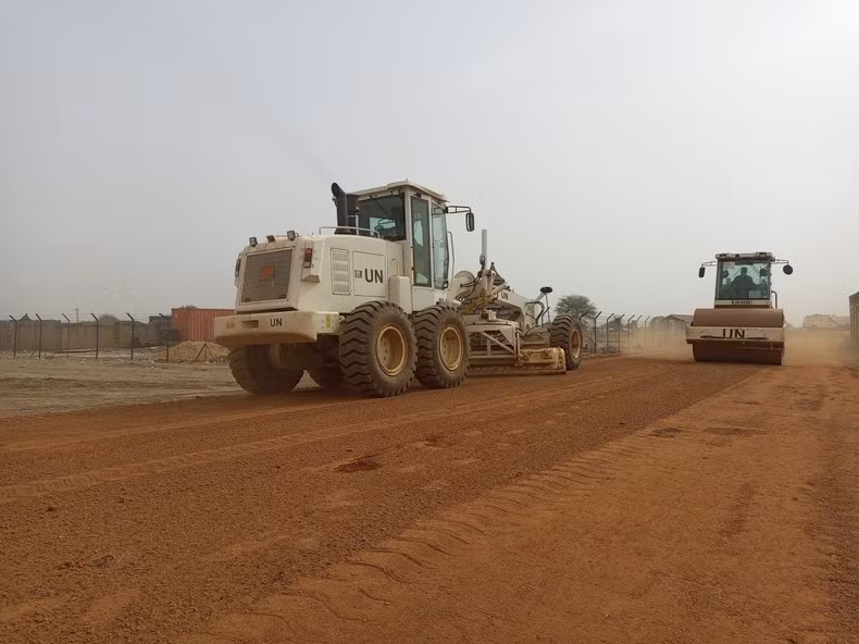 Reparación de la ruta céntrica de Abyei con asistencia de ingenieros militares vietnamitas. (Fotografía: Equipo de ingenieros militares de Vietnam en la Unisfa)