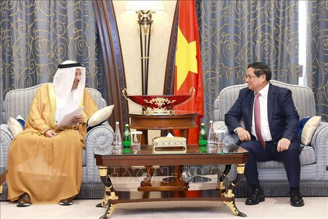 El primer ministro de Vietnam, Pham Minh Chinh, y el ministro de Inversiones de Arabia Saudí, Khalid bin Abdulaziz Al-Falih. (Fotografía: VNA)