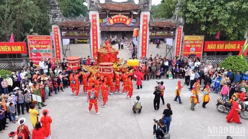 Los aldeanos esperan ansiosos el desfile hacia la zona de las reliquias.