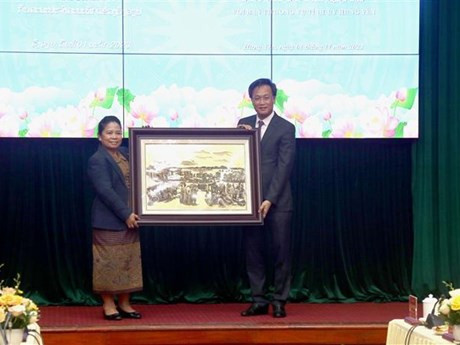 La subjefa de la Comisión de Organización del Partido Popular Revolucionario de Laos, Boutsady Thanameuang, y el secretario del Comité del Partido Comunista de Vietnam en Hung Yen, Nguyen Huu Nghia. (Fotografía: VNA)