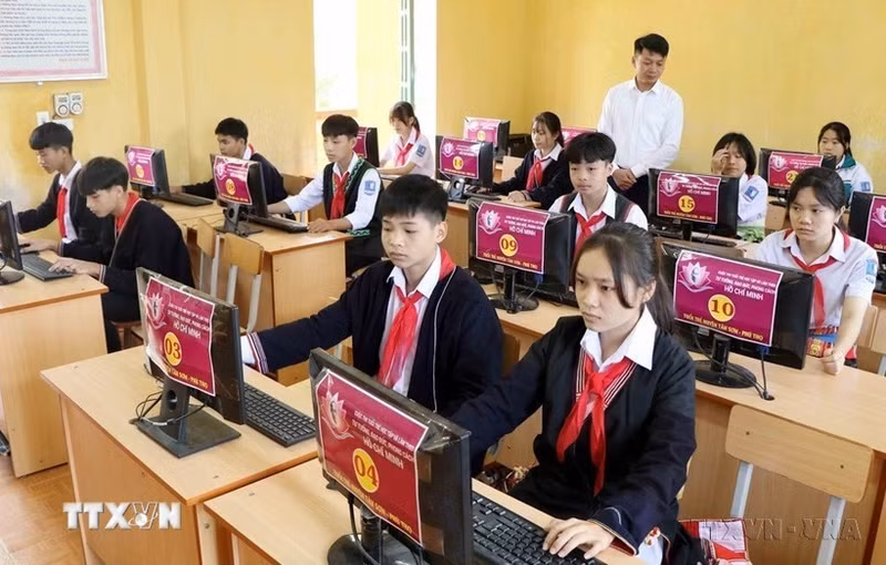 Clase informática en una escuela para estudiantes de las minorías étnicas en el distrito de Tan Son, de la provincia vietnamita de Phu Tho. (Fotografía: VNA)