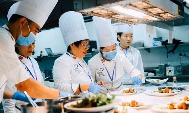 La artista culinaria Anh Tuyet prepara los rollitos de primavera de cangrejo para los jefes del estado en el APEC 2017. (Fotografía: nhahanganhtuyet.vn)