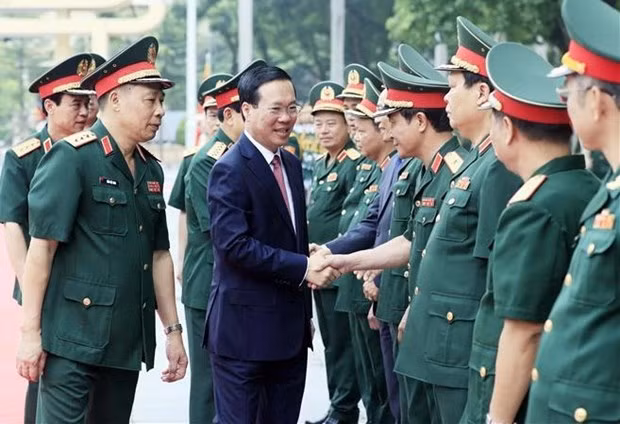 El presidente vietnamita, Vo Van Thuong, y líderes de la Academia de Defensa Nacional. (Fotografía: VNA)