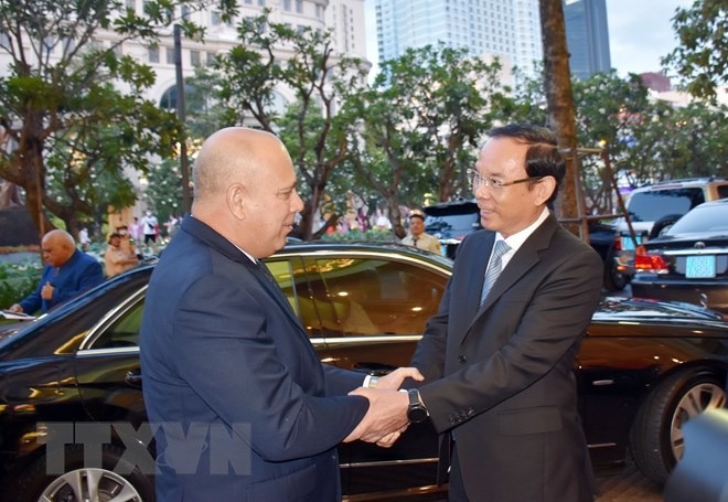 El secretario del Comité del Partido Comunista de Vietnam en Ciudad Ho Chi Minh, Nguyen Van Nen (derecha), recibe al miembro del Buró Político y secretario de Organización del Comité Central del PCC, Roberto Morales Ojeda. (Fotografía: VNA)
